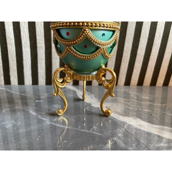 Kingspoint Designs Item #30513 Decorative Egg Trinket Music Box - Picture 4 of 6